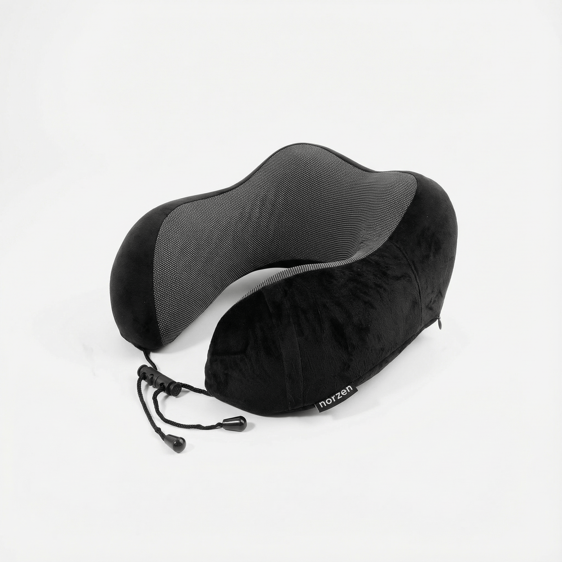 Norzen reisepute i skrå vinkel som viser ergonomisk form og buet støtte for nakke og skuldre