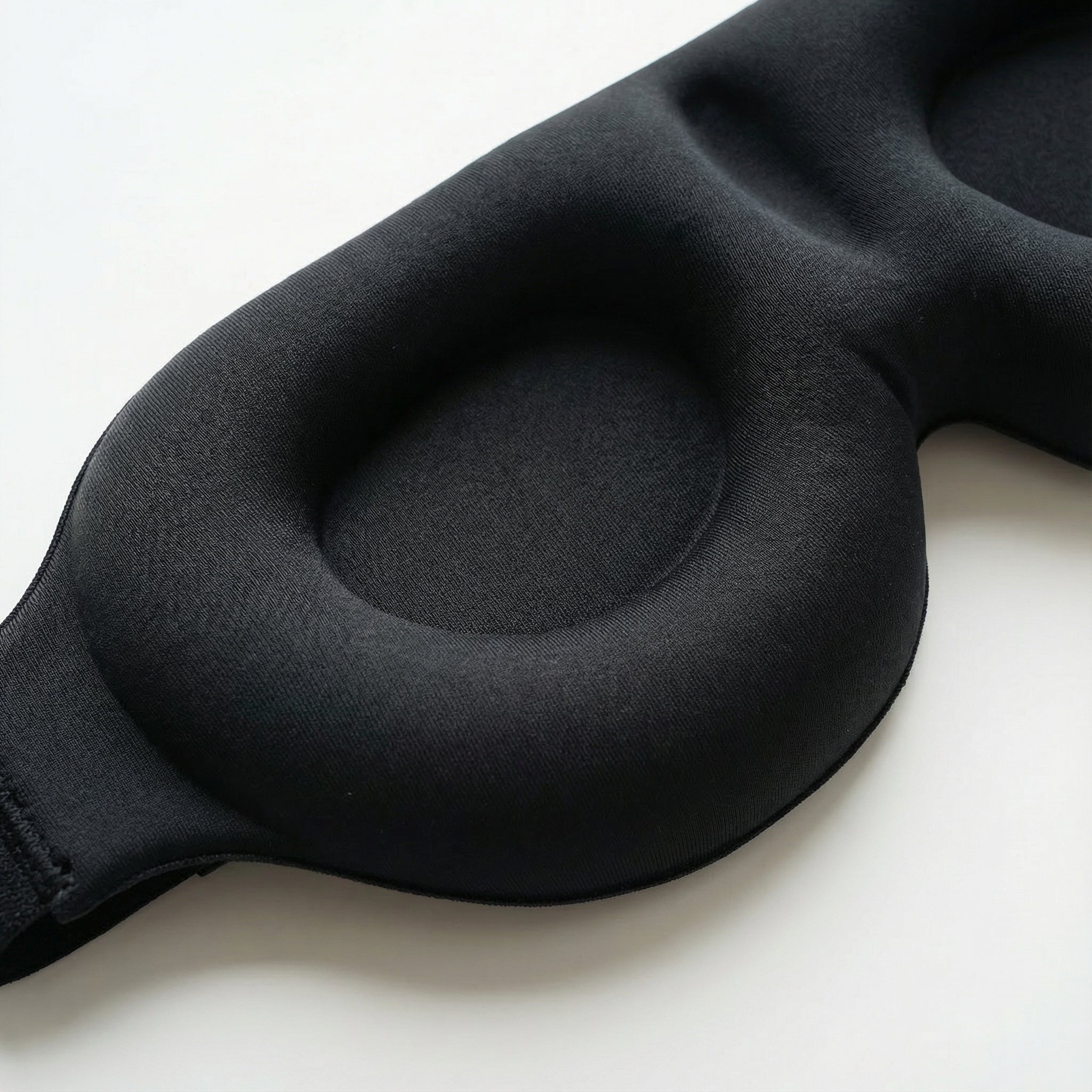 Norzen sovemaske med ergonomisk passform og mykt stoff som blokkerer lys og gir uforstyrret søvn