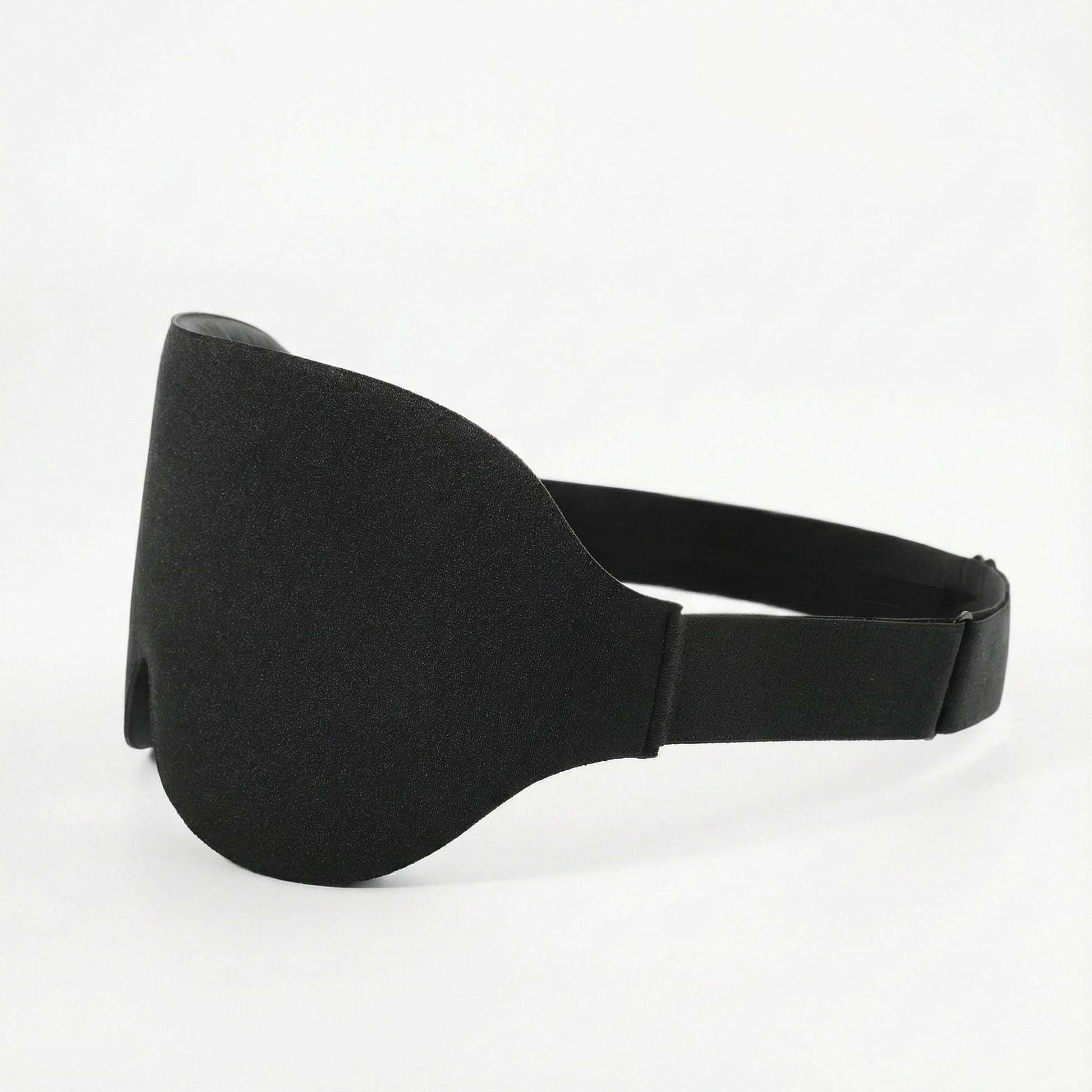 Sideprofil av Norzen sovemaske med ergonomisk design som sitter tett uten trykk og blokkerer lys effektivt