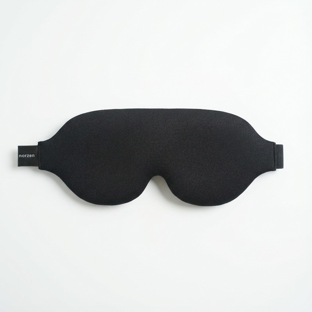 Sort Norzen sovemaske med minimalistisk design og justerbart elastisk bånd, vist mot hvit bakgrunn.